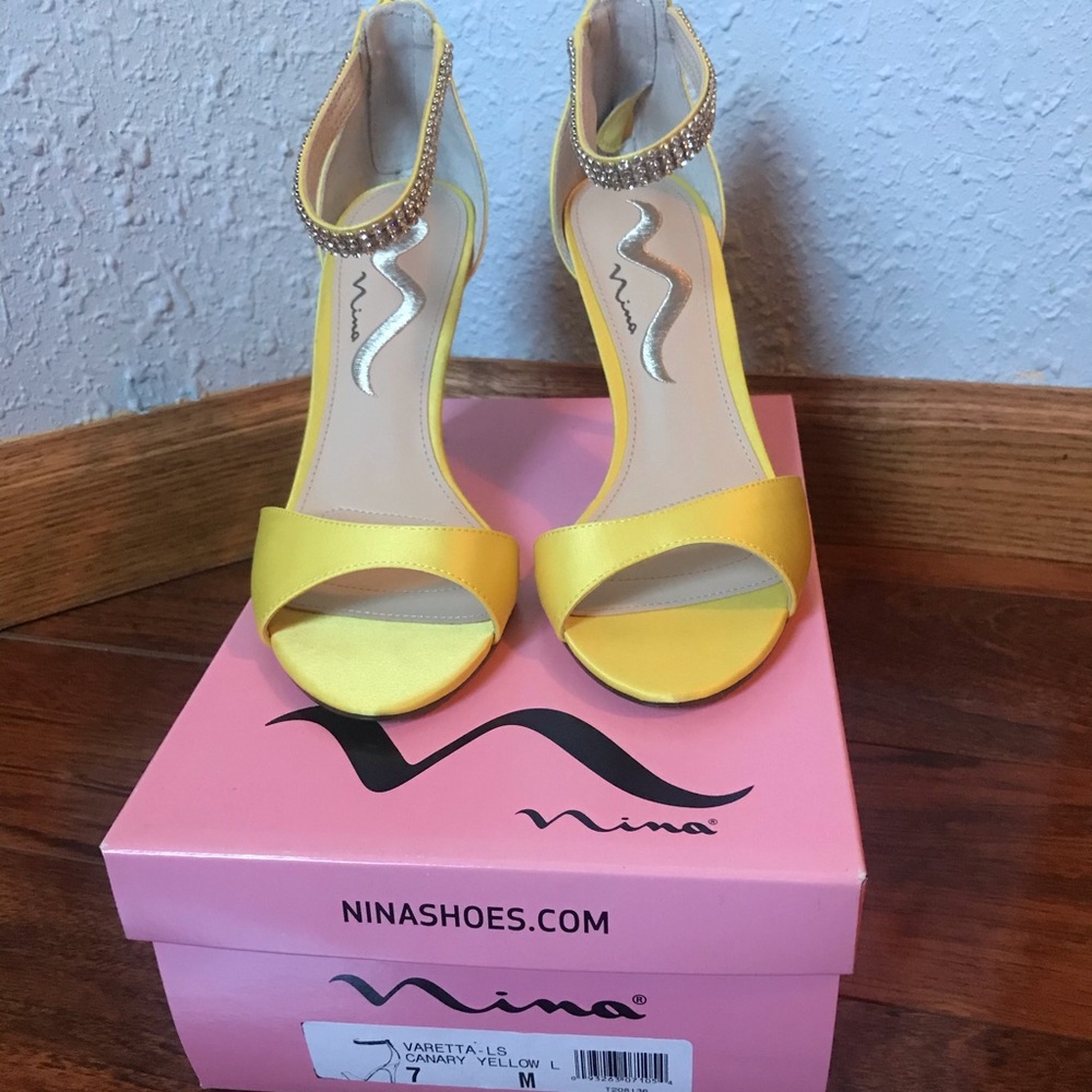 A fun pop of color! NWT Yellow Heels-  Size 7